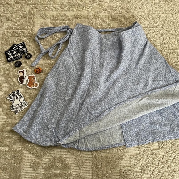 Brandy Melville GENEVIEVE SKIRT Flowey wrap skirt with floral print 100% viscos - Picture 2 of 3